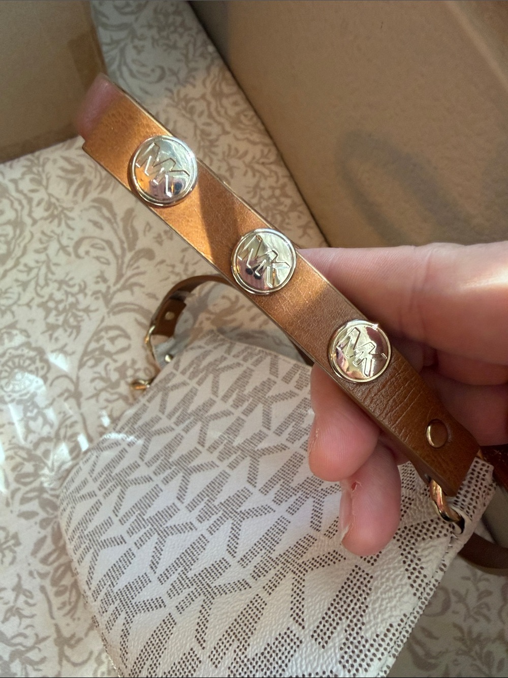 Michael Kors Cream Logo waist Bag with Gold Chain Strap - Picture 2 of 3